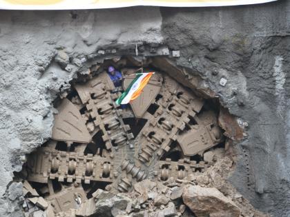 Complete the second phase of grounding at the Seepz Metro station | Mumbai Metro Project: मुंबई मेट्रो लाईन ३ च्या सीप्झ मेट्रो स्थानकावर भुयारीकरणाचा दुसरा टप्पा पूर्ण