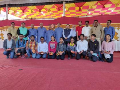 Financial support to drought-hit students in daughters marriage; inspiring step of punes business person | मुलीच्या लग्नात दुष्काळग्रस्त विद्यार्थ्यांना आर्थिक मदत ; पुण्यातील उद्याेजकाचे स्तुत्य पाऊल