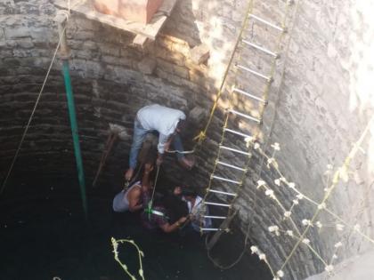 The fire brigade took out a woman who jump in the well | विहिरीत उडी मारलेल्या महिलेला अग्निशमन दलाच्या जवानांनी काढले बाहेर