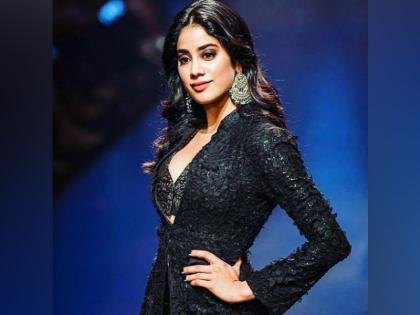 Gunjan saxena biopic janhvi kapoor kick start shooting of film in lucknow | जान्हवी कपूरचा 'तो' फोटो होतोय सोशल मीडियावर व्हायरल