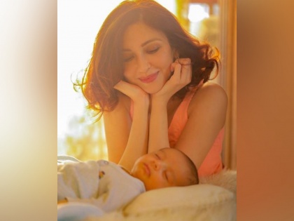 Soumya tondan baby pics got viral | सौम्या टंडनचा बाळासोबतचा 'हा' क्युट फोटो तुम्ही पाहिलात का ?, सोशल मीडियावर होतोय व्हायरल