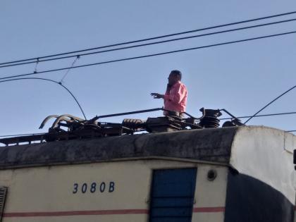 Harbor local stuck due to overhead wire breakdown | ओव्हरहेड वायर तुटल्याने हार्बर मार्गावर वाहतूक ठप्प