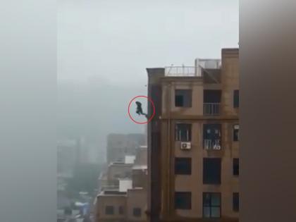 Due to selfie he lost himself; The youngster went through a skyscraper building | सेल्फीचा मोह बेतला जीवावर; गगनचुंबी इमारतीवरून तरुणाचा गेला तोल 