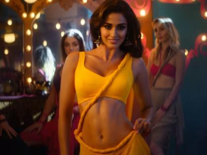 Disha Patani's look from 'Bharat' song 'Slow Motion' is inspired from Helen | हेलन यांच्याकडून प्रेरणा घेत तयार झाला दिशाचा स्लो मोशन लूक