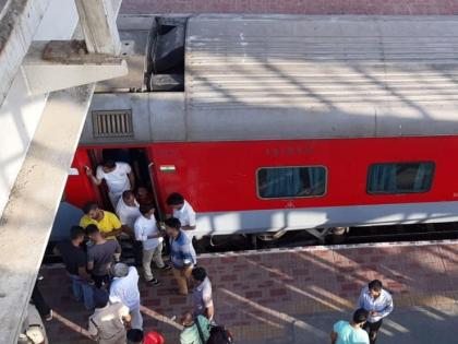 Kamyayani Express AC stopped working; passengers stop train for one hour | एसी बंद असल्याने प्रवासी संतप्त; कामायनी एक्सप्रेस तासभर रोखली