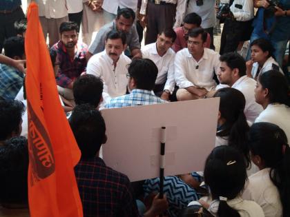 MP Sambhaji Maharaj took the visit of medical students agitation at Mumbai | खा.संभाजी महाराजांनी घेतली आंदोलनकर्त्या मेडिकल विद्यार्थ्यांची भेट