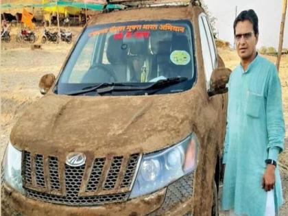 To reduce the temperature, doctor apply cow dung coating on the car | पुणेरी डॉक्टरची शक्कल : तापमान कमी करण्यासाठी गाडीला शेणाचा लेप 