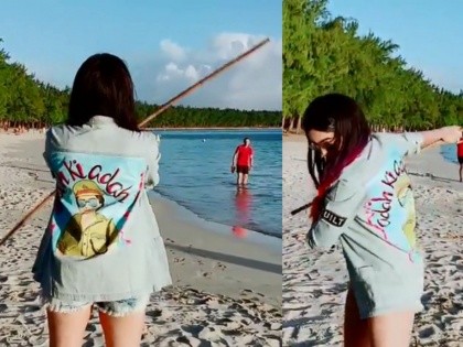 Video: Adah sharma enjoying vacation in mauritius | Video : मॉरिशसच्या बीचवर लाठी-काठी खेळताना दिसली ही अभिनेत्री, ओळखा पाहू कोण आहे ती ?