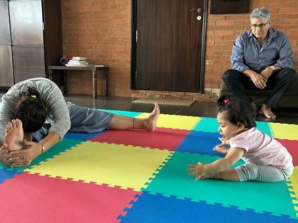 International yoga day 2019 soha ali khan's dughter inaaya learning yoga | पतौडी कुटुंबातील ही चिमुरडी आजीबाईंकडून घेतेय योगाचे धडे, नेटकऱ्यांसाठी ठरला कौतुकाचा विषय