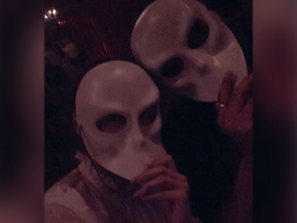 Malaika arora and arjun kapoor hide their faces with a mask | नातं जगजाहीर असताना ही बॉलिवूडचे हे हॉट कपल चेहरा लपवण्याचा का करतायेत प्रयत्न?