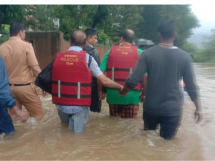 Successful evacuation of 40 tourists who stuck in osho ashram | ओशो आश्रमात पुरात अडकलेल्या 40 पर्यटकांना बाहेर काढण्यात यश