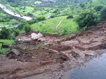 Traffic jamming due to road side collapse near Pavana dam | पवना धरणाजवळील रस्त्याची बाजू ढासळल्याने वाहतुकीस अडथळा