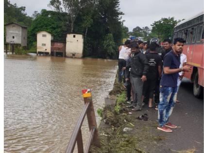 The car fell into the river ; Shocking incident at Wadgaon Maval | कठड्याला धडकून कार पडली नदीत ; वडगाव मावळ येथील धक्कादायक घटना