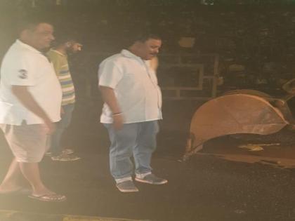 Lokmat Impact: Sahar cargo road potholes repair in midnight! | लोकमत इम्पॅक्ट: सहार कार्गोचे खड्डे अखेर मध्यरात्री बुजवले!