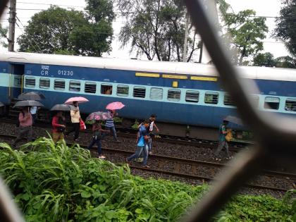 Due to the high tide water stucked between Kurla and Dadar; Local haulted | समुद्रातील भरतीमुळे कुर्ला ते दादरदरम्यान रेल्वे रुळांवर पाणी साचले