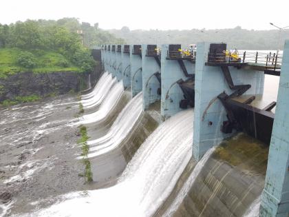 Due to heavy rain Baravi Dam full, floating water from dam | Video: बारवी धरण भरले! पाण्याचा विसर्ग सुरु झाल्याने लोकांना दक्षतेचा इशारा 