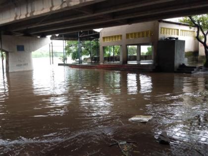 The flood water entered in Moshi cemetery | मोशीत स्मशानभूमीत शिरले पुराचे पाणी