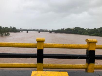 Satara Flood: 4 feet water flood level decreased; The offspring of the rain begins | सातारा पूर: कराडला 4 फुटांनी पूराच्या पाण्याची पातळी ओसरली; पावसाची संततधार सुरुच 