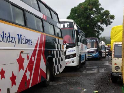 Lokmat News helps to rescue Goa passengers who are trapped in flood waters in Radhanagari | राधानगरीत पुराच्या पाण्यात अडकलेल्या गोव्यातील प्रवाशांची सुटका