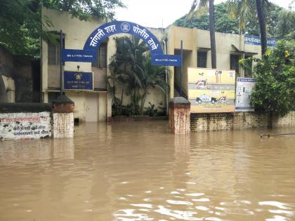 The Flood of Sangli! Many villages under water; Migrated to 10 thousand families | सांगलीत जलप्रलय! अनेक गावं पाण्याखाली; 10 हजार कुटुबांचं केलं स्थलांतर