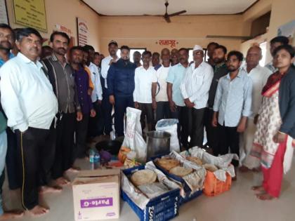 Sangli Flood: Villagers in Kherade-Vita, Bhikavadi provide help to the affected people of flood | सांगली पूर: खेराडे-विटा, भिकवडीतील गावकऱ्यांनी दिला पुरग्रस्तांना मदतीचा हात