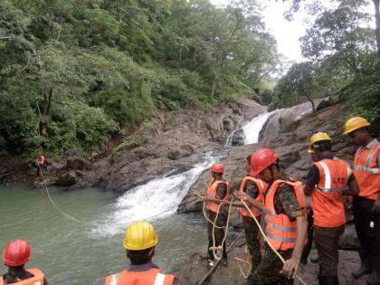 boy dead after dawn in waterfall in thane | ठाण्यातील धबधब्यामध्ये पाेहण्यास आलेल्या तरुणाचा बुडून मृत्यू