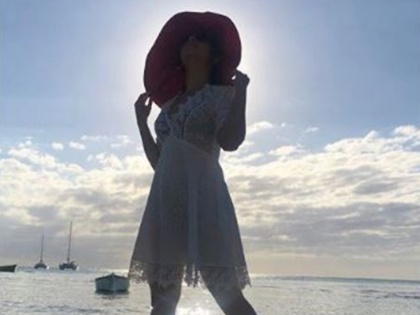 Sonalee kulkarni enjoying vacation in mauritius | मॉरिशयसमध्ये व्हॅकेशन एन्जॉय करतेय ही मराठी अभिनेत्री, ओळख पाहू कोण आहे ती ?