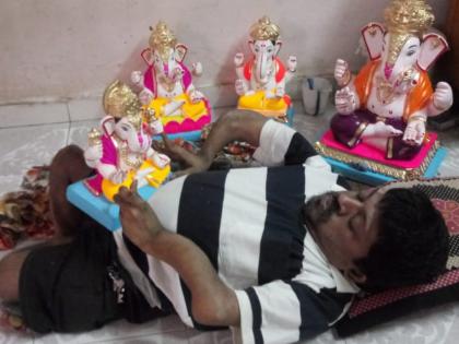 he is making ganesh idol by fighting his disability | अपंगत्वावर मात करत ते साकारतायेत गणेशमूर्ती