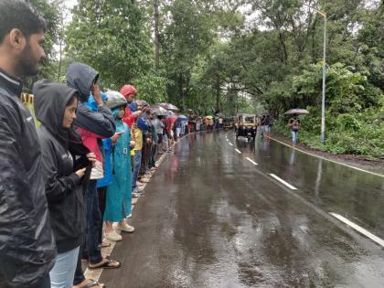 Protest against tree trunks for metro carsheds in Aarey colony | मेट्रो कारशेडसाठी वृक्षतोड करण्यास विरोध;आरेमध्ये भरपावसात लोकांनी केली मानवी साखळी 