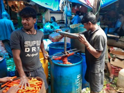 Now use the machine to wash carrots in Kranti Singh Nana Patil Mandai after BMC take Action | महापालिकेच्या कारवाईनंतर क्रांतिसिंह नाना पाटील मंडईत गाजर धुण्यासाठी आता यंत्राचा वापर