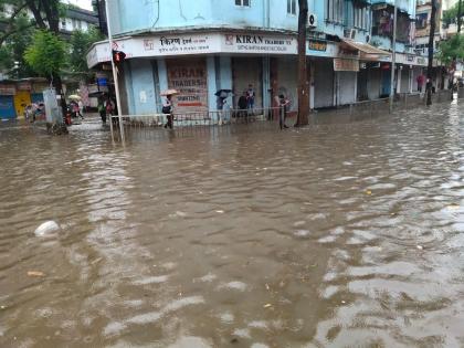 due to heavy rain water logged in dadar, sion | मुंबईकरांनो... घरी जाताय; रस्त्यांवर पावसाचे पाणी साचलेय!