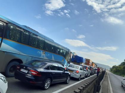 Heavy traffic jam on Mumbai-Pune speeding route; Traffic jam heading towards Pune | मुंबई-पुणे द्रुतगती मार्गावर प्रचंड वाहतूक कोंडी; पुण्याच्या दिशेने जाणारी वाहतूक ठप्प