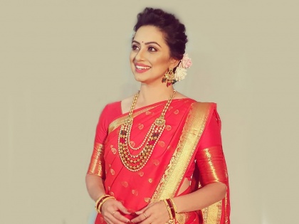 Shruti marathe share her pics in saree on Instagram | लाल रंगाच्या साडीत खुललं श्रृती मराठेचं सौंदर्य, फॅन्स म्हणाले सौंदर्याची राणी!
