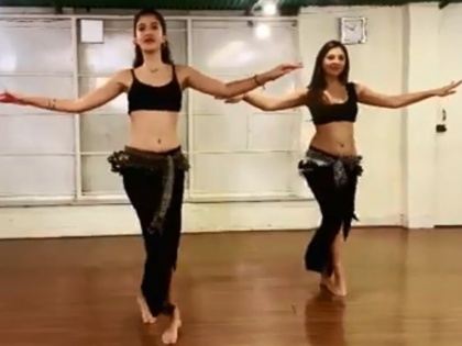 Sanjay kapoor daughter shanaya kapoor belly dance video got viral on social media | डेब्यू आधीच संजय कपूरच्या मुलीने आपल्या डान्सने लावली सोशल मीडियावर आग, पाहा व्हिडीओ