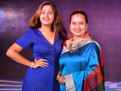 swanandi berde share her photo with mother priya derde on instagram | प्रिया बेर्डे इतकीच त्यांची मुलगीही आहे सुंदर, पाहा या मायलेकीच्या जोडीचे खास फोटो!