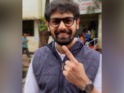 These Marathi celebrities have the right to vote, see their photos | महाराष्ट्र निवडणूक 2019 : या मराठी सेलिब्रेटींनी बजावला मतदानाचा हक्क, पाहा त्यांचे फोटो