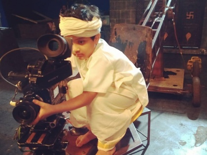 Child actor amruta gaikwad celebrating his children's day on set | कॅमेऱ्याच्या मागे बसलेला या चिमुरड्याने साकारल्या आहेत दोन दिग्गजांच्या भूमिका