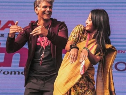 Milind Soman learns Bihu dance steps from wife Ankita Konwar | मिलिंद सोमणने पत्नी अंकितासाठी सगळ्यांसमोर केली ही गोष्ट, पाहून तुम्हीही म्हणाल अस्सा नवरा सुरेख बाई !
