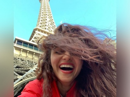 Actress Amrita Khanvilkar Posts selfie from Eiffel Tower | पाहा कुठे भटकंती करतेय रसिकांची लाडकी अभिनेत्री अमृता खानविलकर, असे करते एन्जॉय