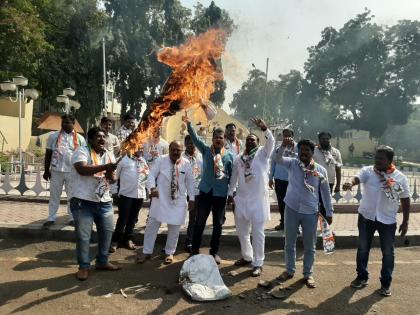 Ajit Pawar's statue burned by NCP workers in Solapur | सोलापुरातील राष्ट्रवादीच्या कार्यकर्त्यांनी अजित पवारांचा पुतळा जाळला