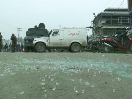 Blast outside Kashmir University; Two people were injured | काश्मीर युनिव्हर्सिटीबाहेर स्फोट; दोनजण जखमी 