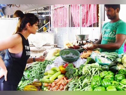 See How Ileana D’Cruz Buying veggies from a Roadside vendor | भाजी विकत घेण्यासाठी स्वतःमार्केटमध्ये फिरते ही बॉलिवूड अभिनेत्री, हा घ्या पुरावा