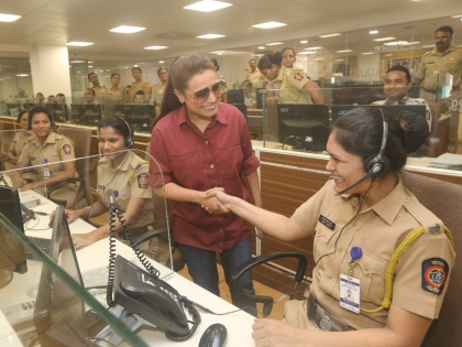 Rani visits Police Control Room, discusses the issue of cyber-crime threatening the youth! | या कारणामुळे राणी मुखर्जीने थेट गाठले पोलिस कंट्रोल रुम, त्यानंतर घडले असे काही