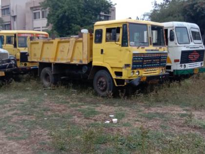  Illegal sand transporting dumper caught | अवैध वाळू वाहतूक करणारे डंपर पकडले