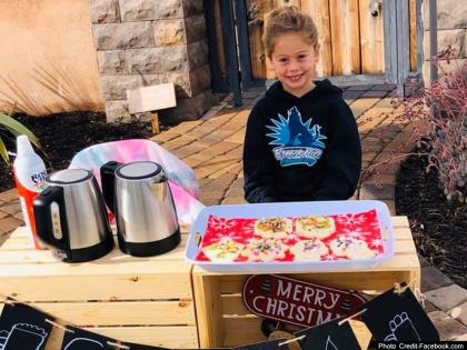 5 year old girl selling cookies for helping students | ५ वर्षाच्या चिमुरडीने केली कुकीज विकून १०० विद्यार्थांची मदत, कोण आहे ही मुलगी