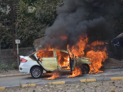 four wheeler set on fire due to technical fault in it | तांत्रिक बिघाड असल्याने चारचाकी शाेरुममध्ये नेत असतानाच घेतला पेट