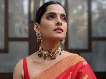 Priya bapat looking gorgeous in red colour saree | लाल रंगाच्या साडीत खुललं प्रियाचं सौंदर्य, फोटो पाहताच तुम्हीही पडला तिच्या प्रेमात