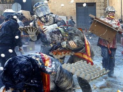 Fighting celebrated the festival by throwing eggs and flour in spain |  म्हणून इथे एकमेकांवर फेकतात पीठ आणि अंडी, नकार दिल्यास भरावा लागतो मोठा दंड