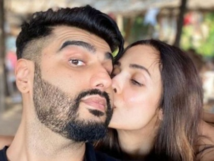 Trending: Malaika Arora And Arjun Kapoor's share a kiss of love On New Year | ठरलं तर मलायका अरोरा अर्जुनसह करणार ही गोष्ट, KISS करतानाचा फोटो शेअर करत दिली 'गुड न्यूज'