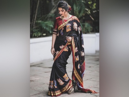 Prajakta mali looks geourses in black saree | या मराठी अभिनेत्रीचे फोटोशूट होतंय व्हायरल, फोटो पाहून म्हणाल, अप्रतिम